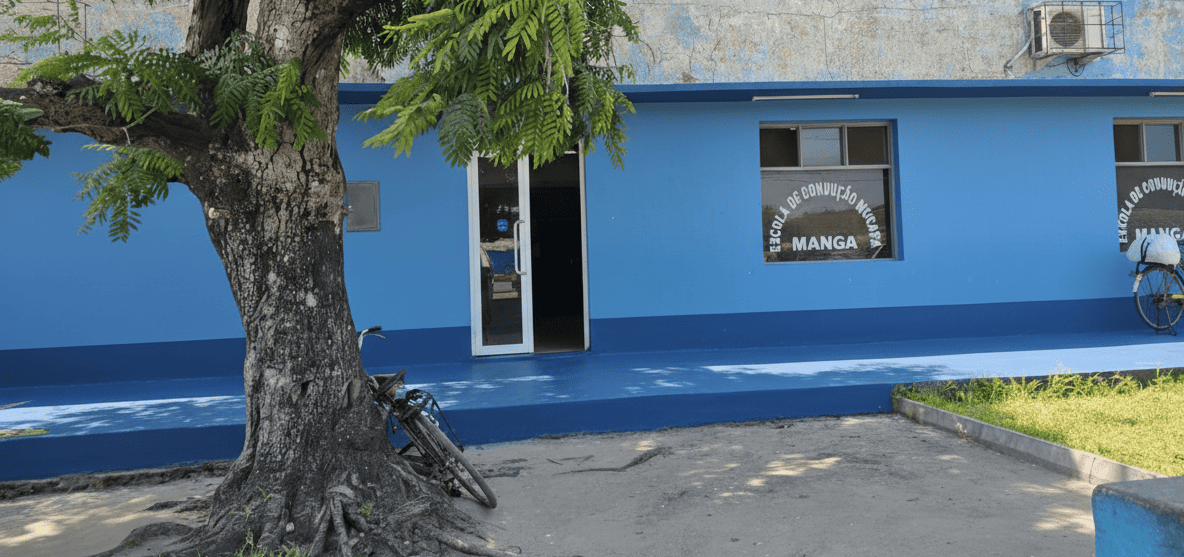 Fachada e instalações da Escola de Condução Mucara na Beira